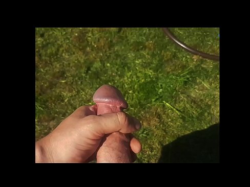 ❤️ A boazona se fode e se ejacula com um esguicho em um jardim de verão ❌ Porno em nós ️❤