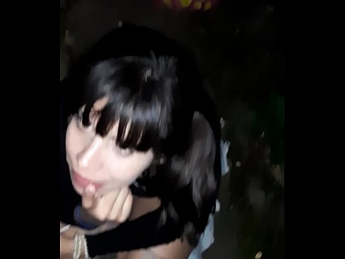 ❤️ Na rua, o pênis inchado em troca de doces ❌ Porno em nós ️❤