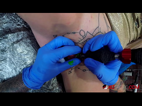 ❤️ Extremamente tatuada, a brasa Sully Savage fez uma tatuagem em seu clítoris ❌ Porno em nós ️❤